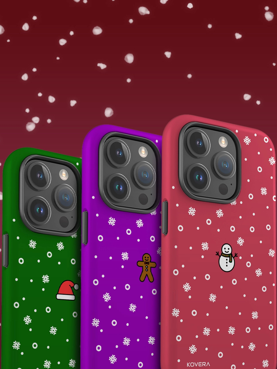 Tri vianočné kryty na iPhone v rôznych farbách so snehovými vzormi a vianočnými ikonami, produktová vizualizácia ochranných obalov na mobil na červenom pozadí
